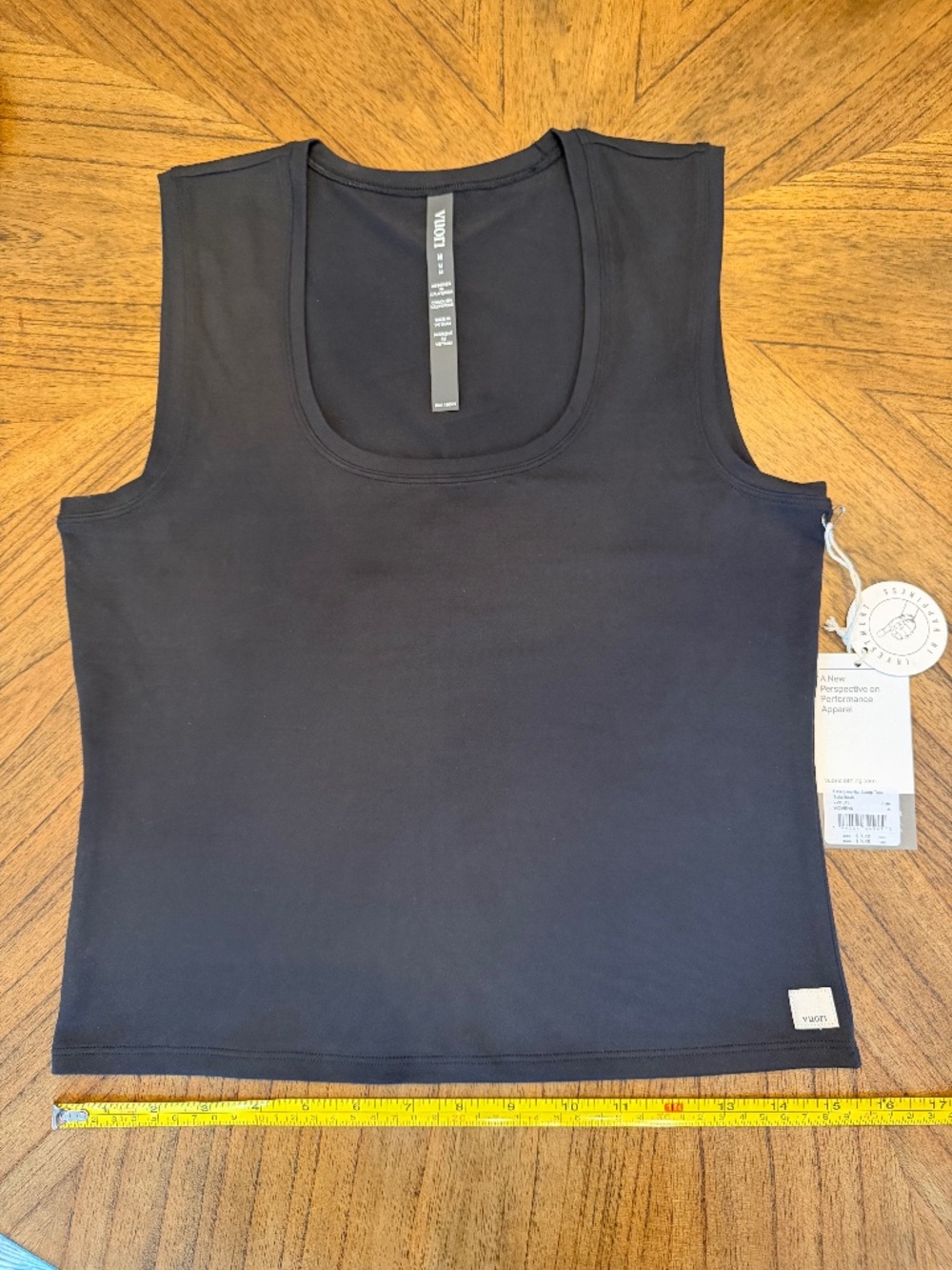 Vuori Halo Essential Scoop Tank Black Medium